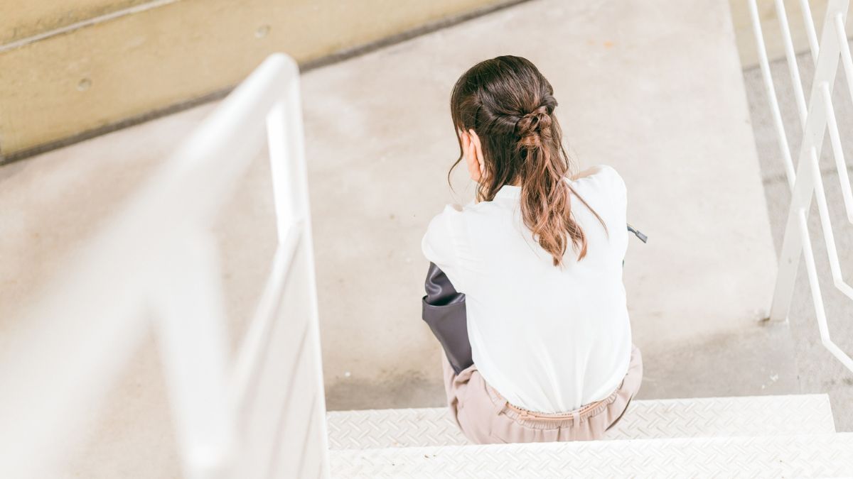 階段に座っている女性