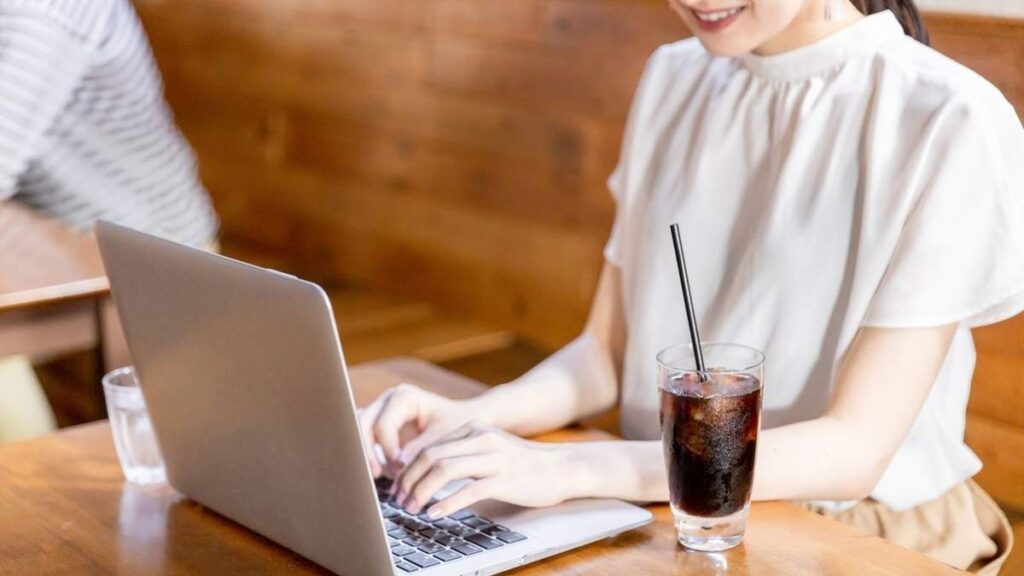 カフェでノートパソコンを操作する女性